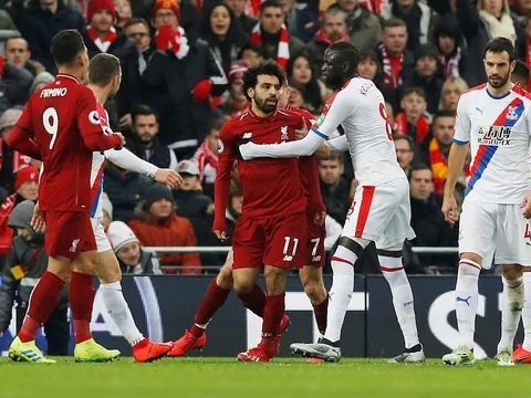Ăn vạ kiếm phạt đền, Mohamed Salah suýt bị đối thủ"tẩn" trên sân