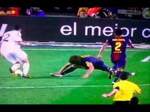 Angel di Maria từng khiến Carles Puyol bẽ mặt với pha đi bóng này