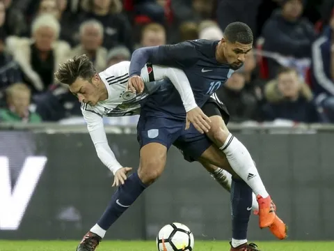 Anh cầm hòa Đức trong ngày 5 sao trẻ ra mắt đội tuyển