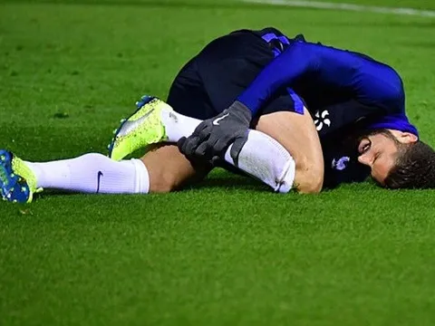 Giroud ôm chân, Deschamps lo sốt vó