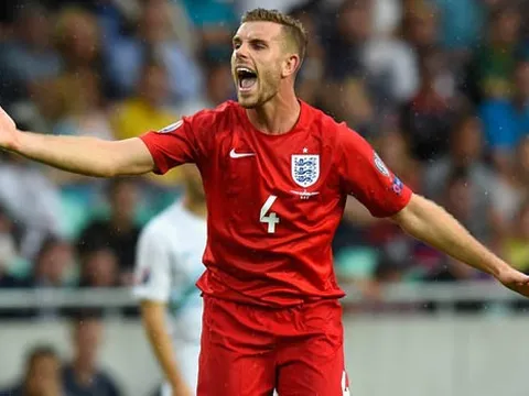 Anh hòa nhạt, đội trưởng Liverpool văng tục với HLV Croatia ngay trên sân