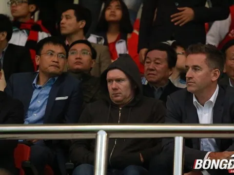 Anh Khoa quẩy tung trời, Paul Scholes "đầu hàng" với cái lạnh của Hà Nội