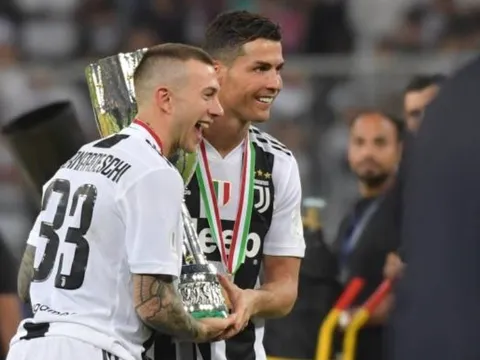Higuain 'câm nín' vì đồng đội, Ronaldo ra dấu đặc biệt đón cúp