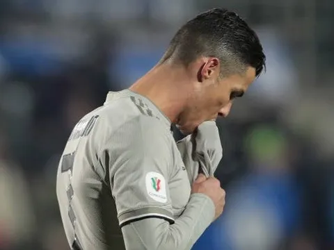 Allegri bị đuổi, Ronaldo cúi gằm mặt không nói lên lời khi mộng ăn 4 tan vỡ