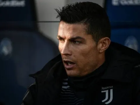Ronaldo bàng hoàng trên băng ghế dự bị khi Juventus suýt thua