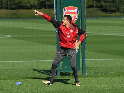 Alexis Sanchez hóa diễn viên hài trên sân tập Arsenal