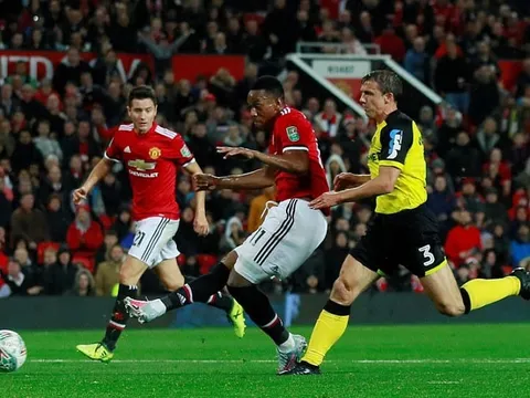 Anthony Martial chơi quá hay trước Burton