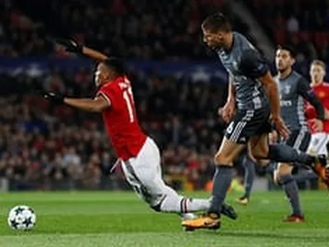 Anthony Martial đi bóng lắt léo, biến hàng thủ Benfica thành trò hề