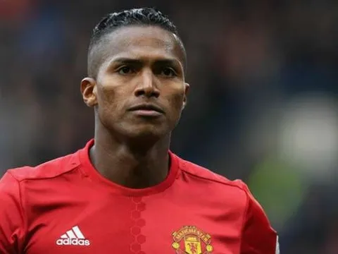Vì sao Solskjaer bất ngờ chọn Valencia thay Young ở trận gặp Newcastle?