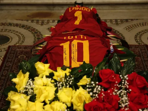 Áo của Totti được tuẫn táng theo người chết