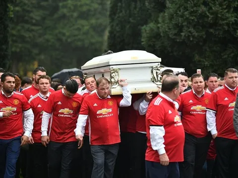 Áo đấu Man Utd ngập tràn đám tang của CĐV đặc biệt