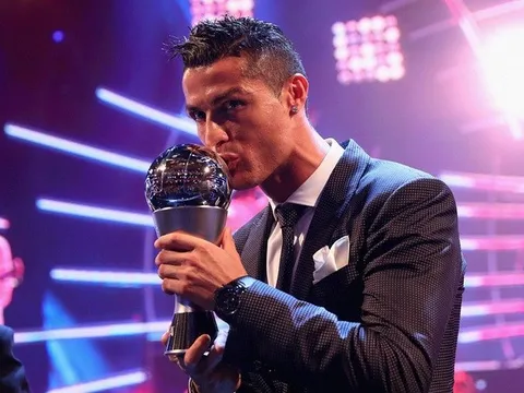 Áp đảo Messi, Ronaldo giật giải 'Cầu thủ xuất sắc nhất năm 2017'