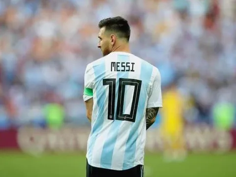 Argentina 'tri ân' Messi, sao Man Utd tỏ rõ thái độ không hài lòng