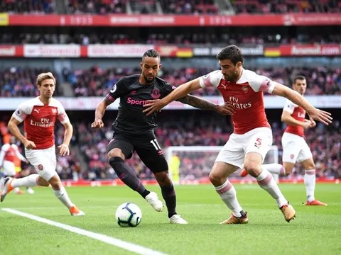 Arsenal chỉ còn đúng 2 trung vệ sau trận Everton