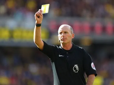 Arsenal đã chiêu mộ thành công... trọng tài Mike Dean