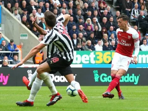 Đập tan chỉ trích, Ozil bừng sáng trong trận thứ 200 cho Arsenal