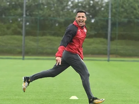 Arsenal đón một Sanchez 'sung sức, vui tươi' trở lại sân tập