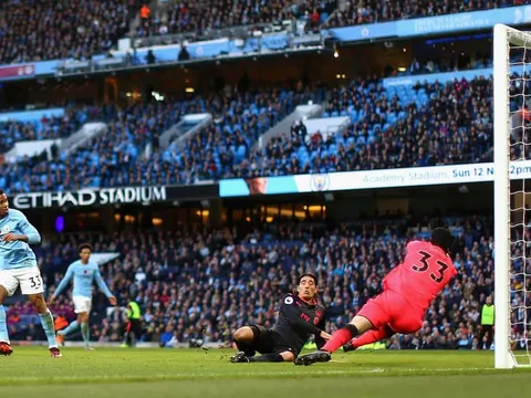 Arsenal là nạn nhân của trọng tài?