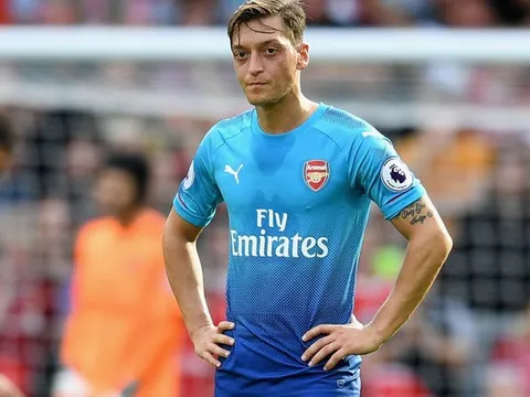 Arsenal thảm bại, Ozil đăng đàn xin lỗi NHM