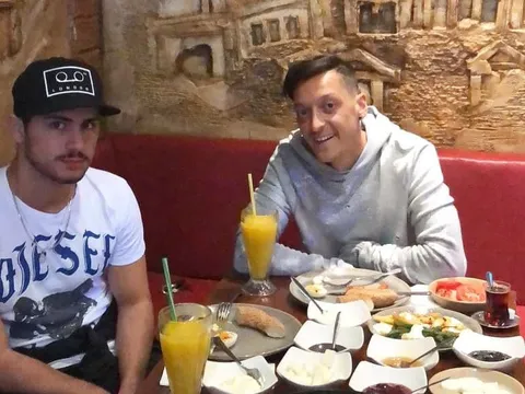 Arsenal thăng hoa, Ozil 'chơi lớn' với hành động này