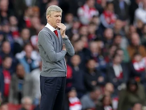 Arsene Wenger kỉ niệm trận đấu thứ 800 bằng vẻ mặt khắc khổ