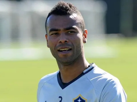 Ashley Cole đánh giá khả năng vô địch của Chelsea và Arsenal