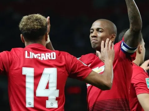 Young tiết lộ về không khí phòng thay đồ Man Utd sau trận thua bẽ mặt