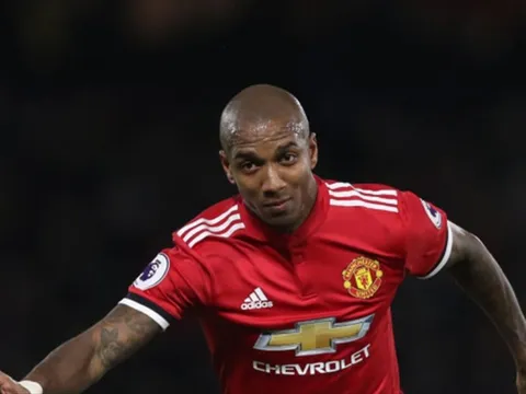 Ashley Young có quả phạt góc tệ nhất lịch sử bóng đá?