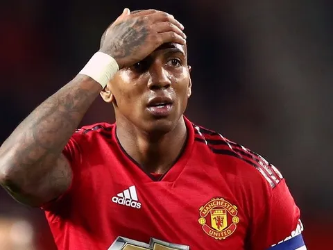 Ashley Young có quyết định khiến các cầu thủ Man Utd phải hổ thẹn
