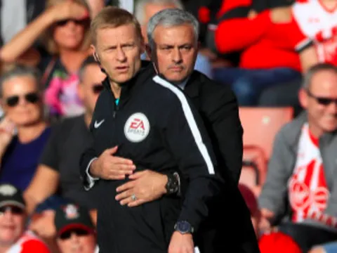 'Âu yếm' trọng tài rồi bị đuổi, 'án trảm' lơ lửng đầu Mourinho