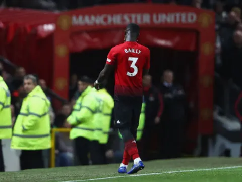 Bailly nhận thẻ đỏ rời sân và đây là hành động CĐV dành cho anh