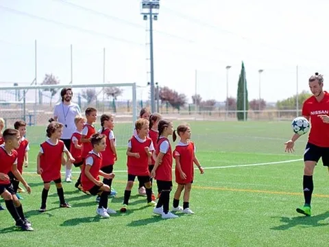 Bale trẻ ra chục tuổi khi chơi bóng cùng các cầu thủ nhí