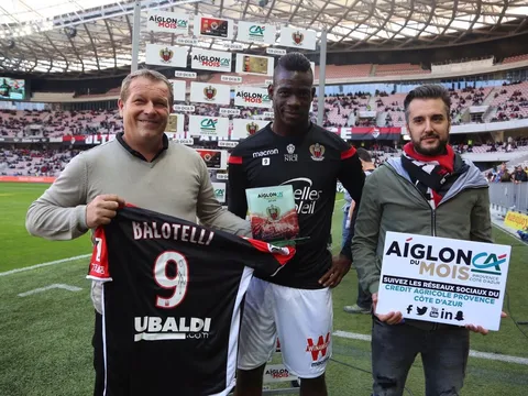 Balotelli lại gây "bão" trong ngày Nice chiến thắng