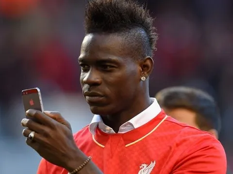 Balotelli và những trò lố trên sân tập