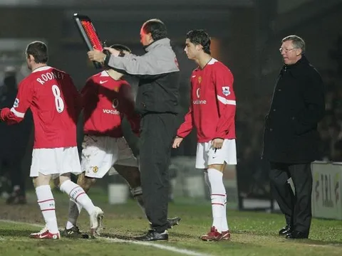 Bạn có nhớ? Đội hình Man Utd có Rooney, Ronaldo bị Burton cầm hòa năm 2006