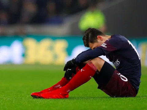 Bạn đã biết Mesut Ozil làm gì ở trận Brighton 1-1 Arsenal chưa?