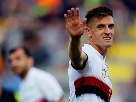 Các ông lớn chần chừ, cơ hội cho Chelsea với Krzysztof Piatek