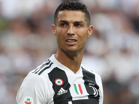 Không quá ấn tượng, Ronaldo vẫn được "bậc tiền bối" đưa lên mây