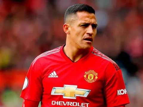 Vì sao trẻ, Sanchez phải làm khán giả tại Stamford Bridge?