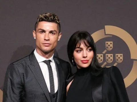 Bạn gái bị bóc mẽ, Ronaldo nổi đóa đâm đơn kiện