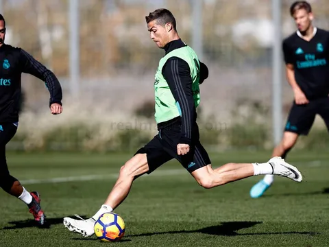 Bạn gái vừa sinh, Ronaldo đã bỏ đi tập luyện