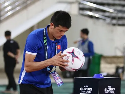 Ban huấn luyện ‘làm phép’ trái bóng AFF Cup cho thủ môn Đặng Văn Lâm