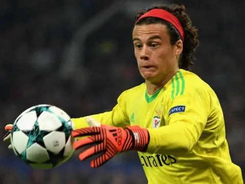 Bàn phản lưới nhà cực 'nhọ' của Mile Svilar trước Man Utd