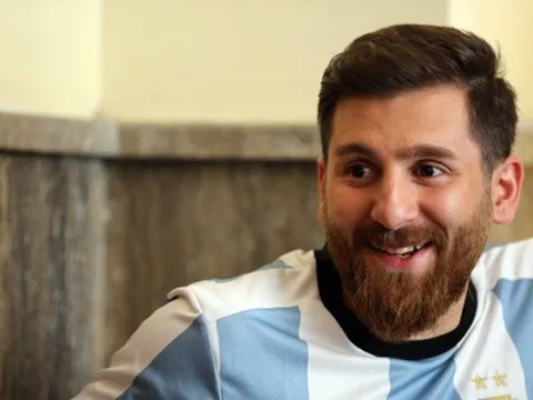 Bản sao Messi đến Nou Camp cổ vũ thần tượng