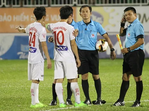 Ban trọng tài: Vừa yếu, vừa thiếu lại vừa...