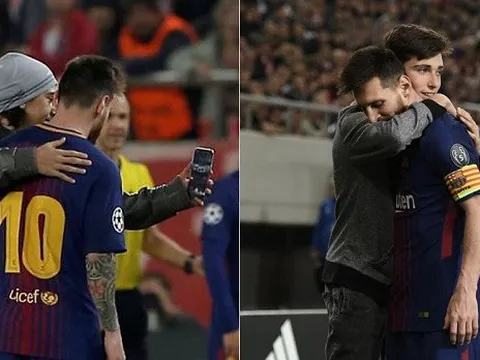 Báo động an ninh khi CĐV tự do ôm hôn Messi trong trận đấu với Olympiakos