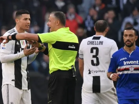 Bảo vệ đồng đội, Ronaldo cãi nhau tay đôi với trọng tài