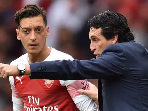 Vì Mesut Ozil, Emery ra quyết định "cấm cửa" Joachim Low