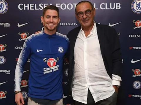 Bảo vệ Jorginho, Sarri chống lại cả Chelsea
