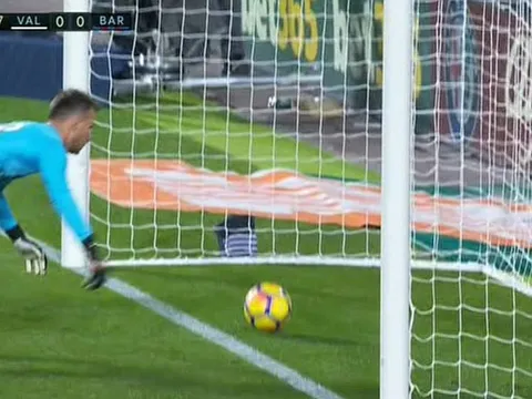 Barca "mất oan" bàn thắng: Sự lỗi thời của giải đấu được cho là hàng đầu